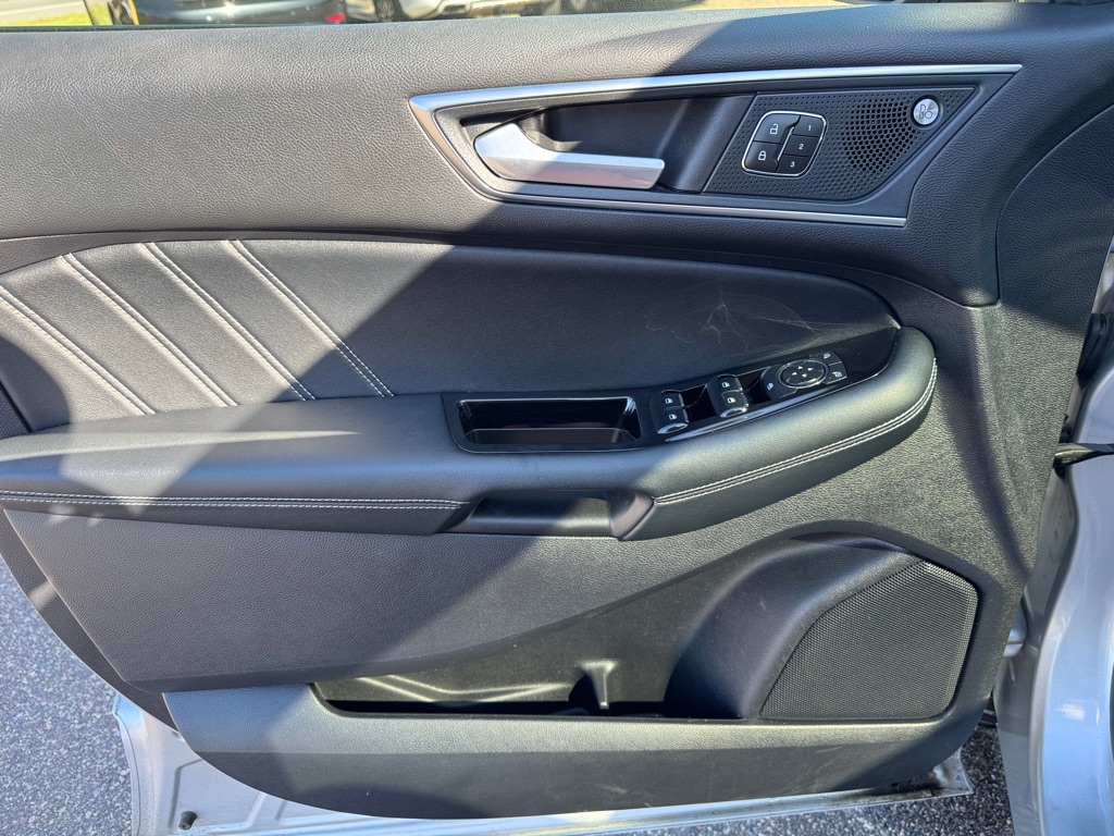 Photo 16 of this FORD EDGE