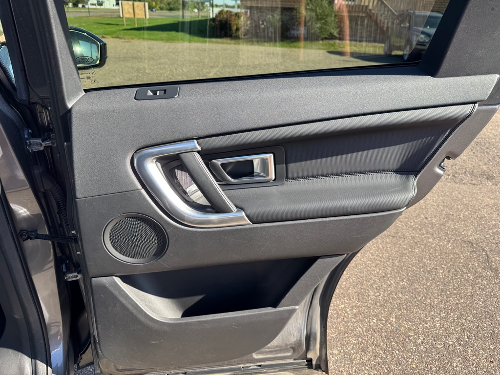 Photo 26 of this LAND ROVER DISCOVERY SPORT