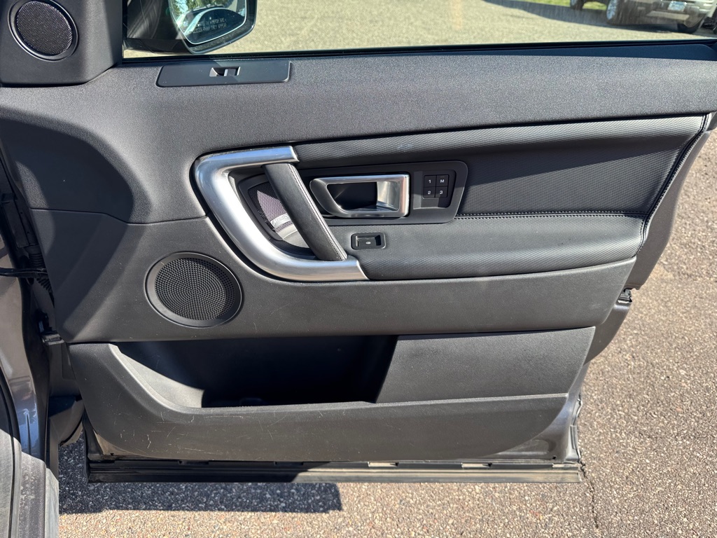 Photo 30 of this LAND ROVER DISCOVERY SPORT