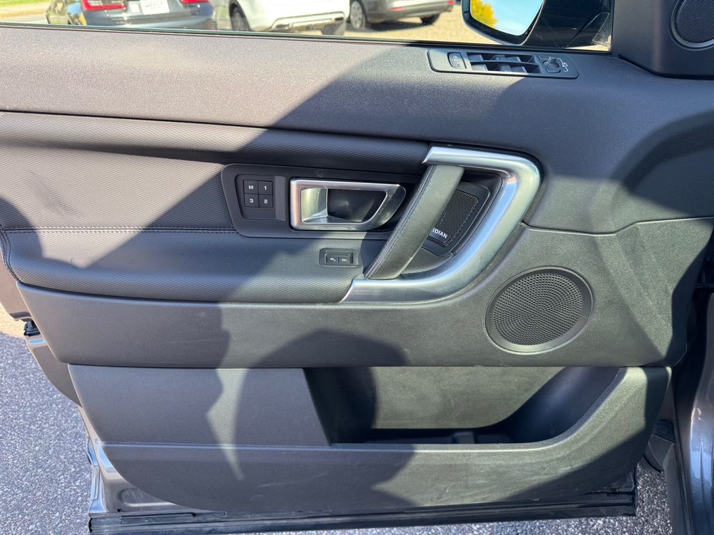 Photo 16 of this LAND ROVER DISCOVERY SPORT