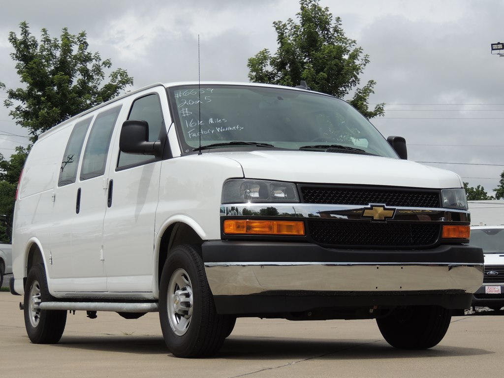 2025 Chevrolet Express's photo