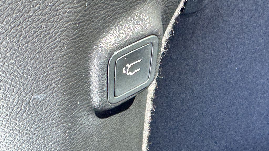 Photo 13 of this JEEP CHEROKEE