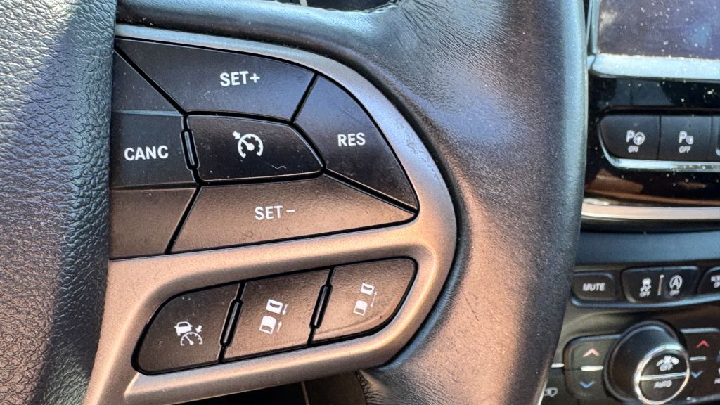 Photo 22 of this JEEP CHEROKEE