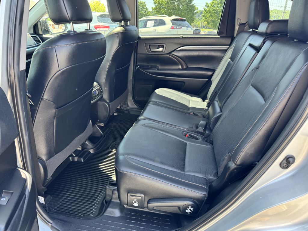 Photo 14 of this TOYOTA HIGHLANDER