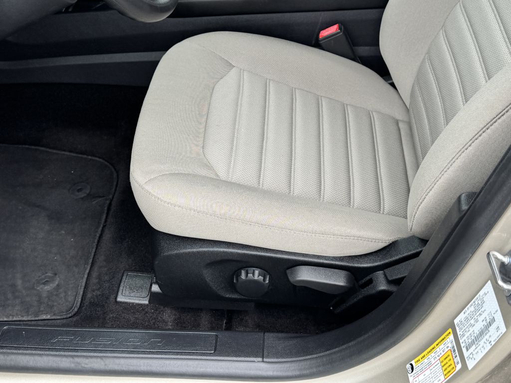 Photo 14 of this FORD FUSION