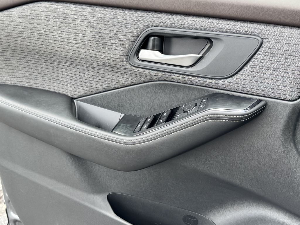 Photo 16 of this NISSAN ROGUE