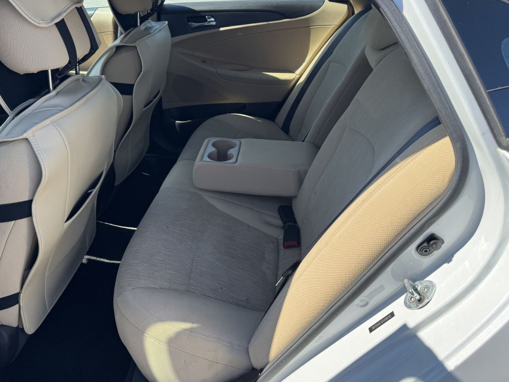 Photo 9 of this HYUNDAI SONATA