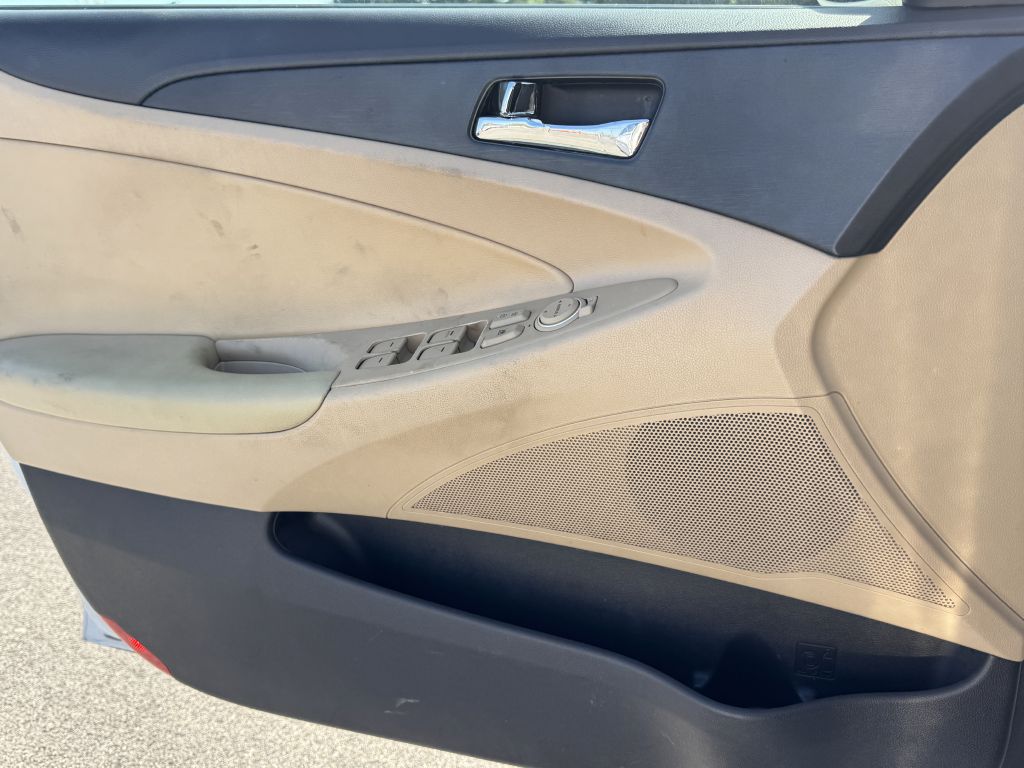 Photo 10 of this HYUNDAI SONATA