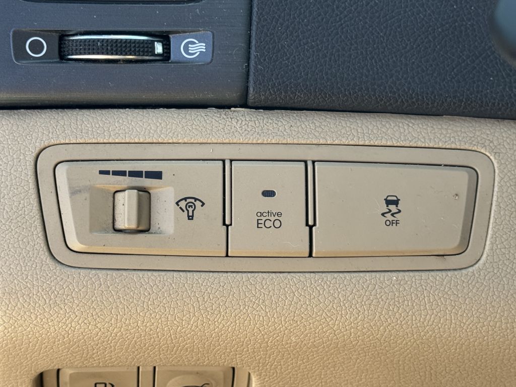 Photo 11 of this HYUNDAI SONATA