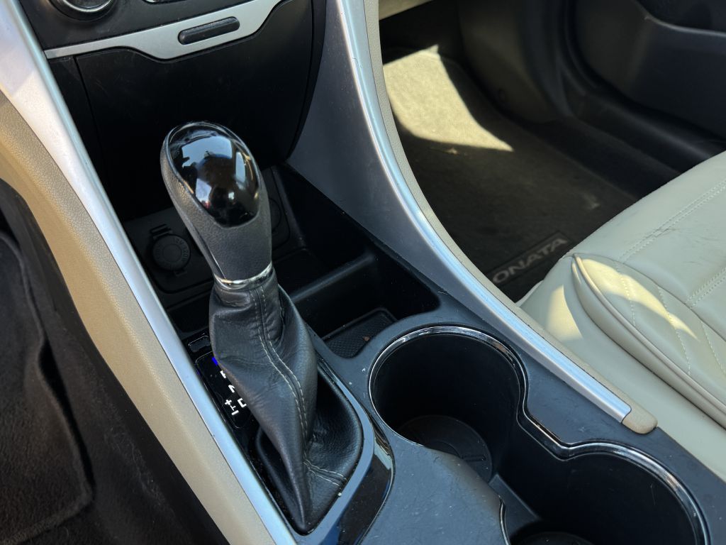 Photo 13 of this HYUNDAI SONATA