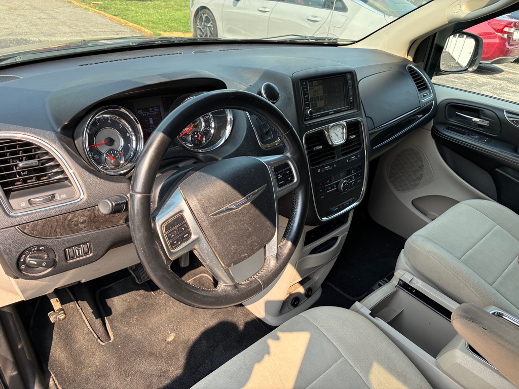 2011 Chrysler Town & Country #9