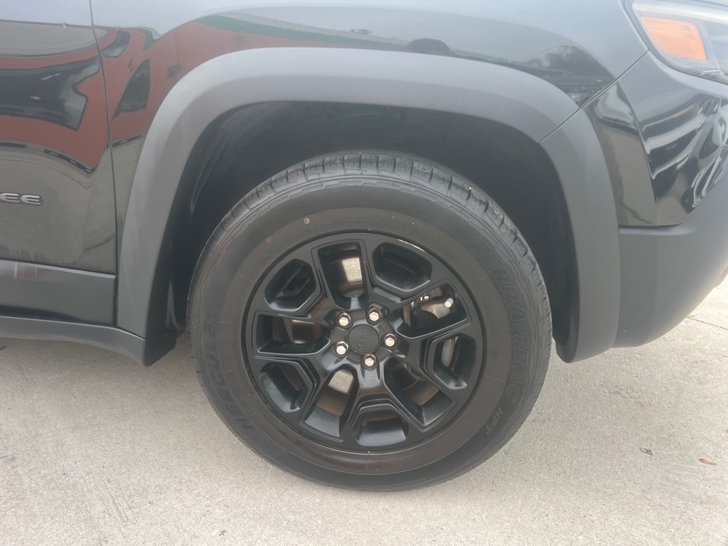 Photo 4 of this JEEP CHEROKEE