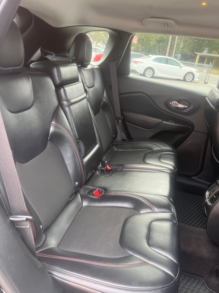 Photo 10 of this JEEP CHEROKEE
