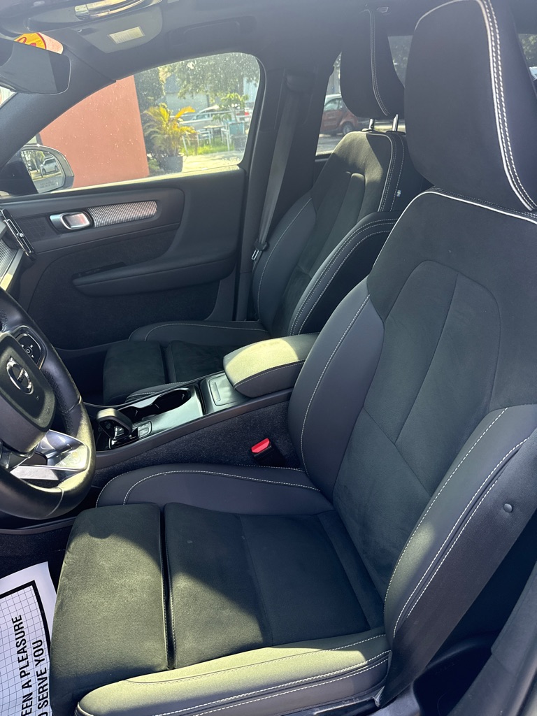 Photo 24 of this VOLVO XC40