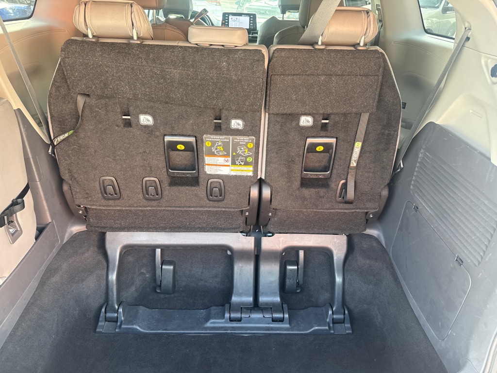 Photo 19 of this TOYOTA SIENNA