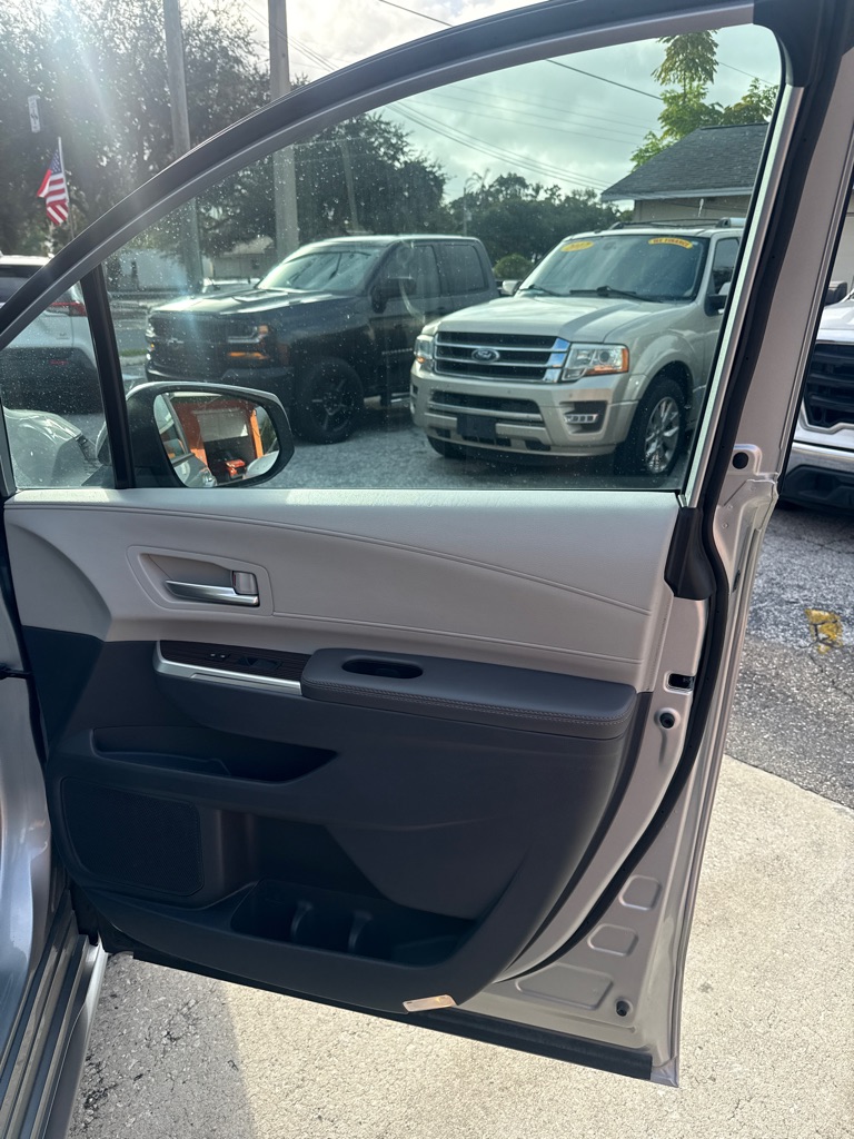 Photo 7 of this TOYOTA SIENNA