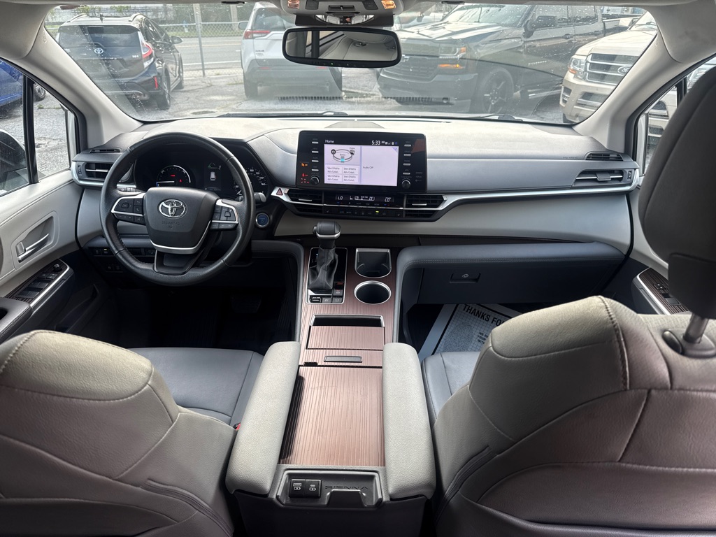 Photo 12 of this TOYOTA SIENNA