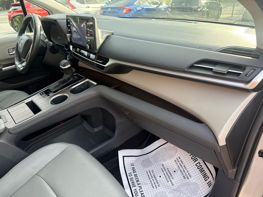 Photo 9 of this TOYOTA SIENNA