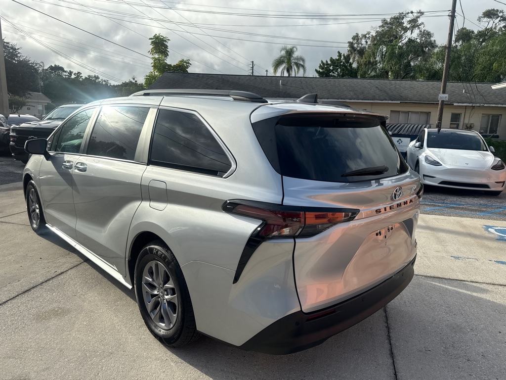 Photo 21 of this TOYOTA SIENNA