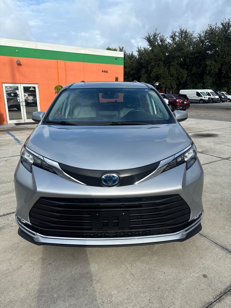 Photo 2 of this TOYOTA SIENNA