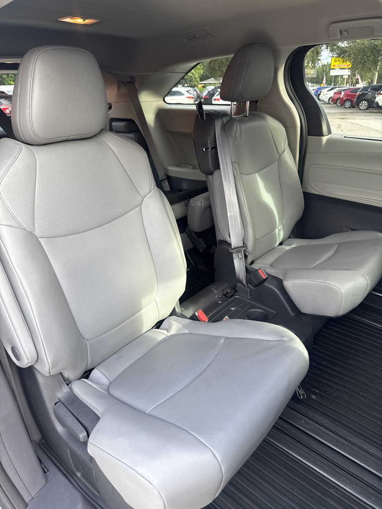 Photo 10 of this TOYOTA SIENNA