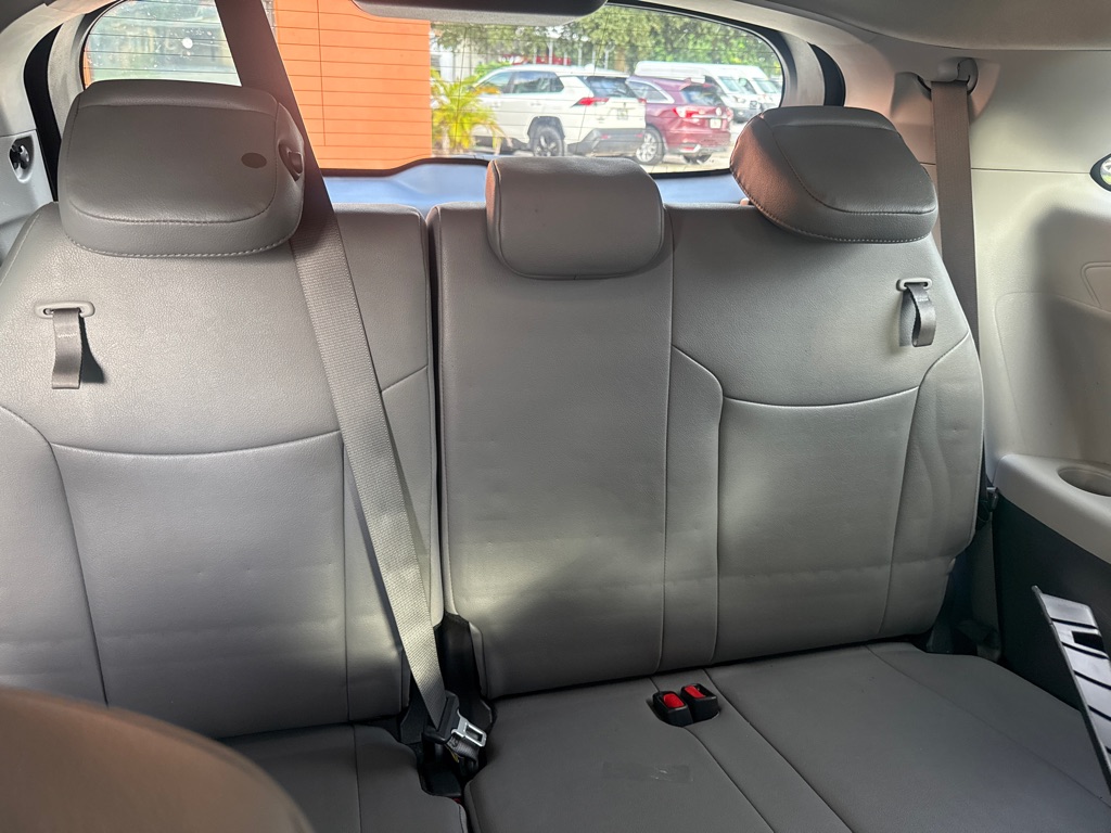 Photo 11 of this TOYOTA SIENNA