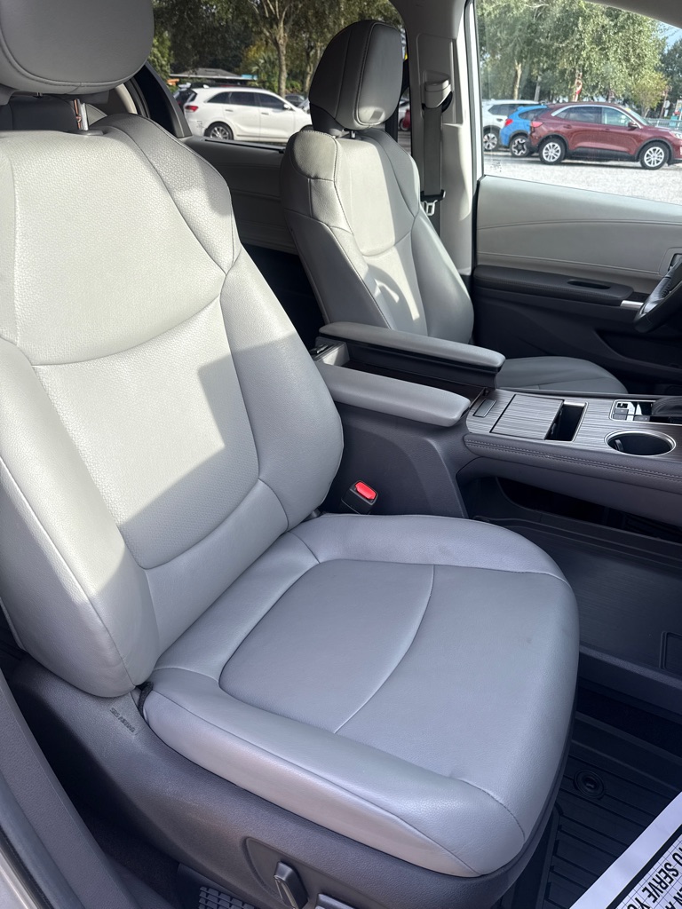Photo 8 of this TOYOTA SIENNA