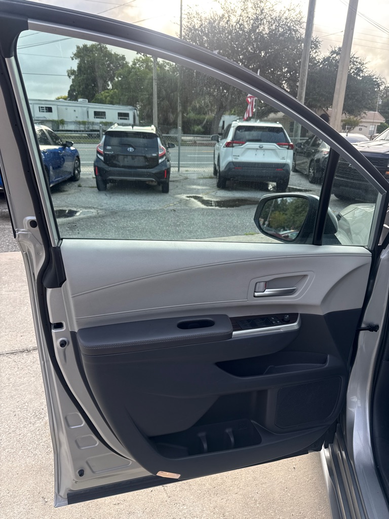 Photo 25 of this TOYOTA SIENNA