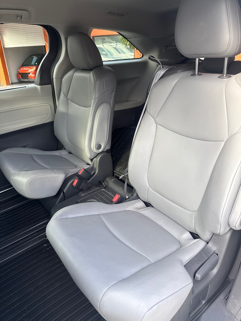 Photo 24 of this TOYOTA SIENNA