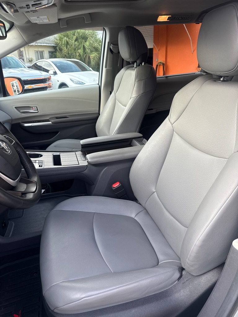 Photo 26 of this TOYOTA SIENNA