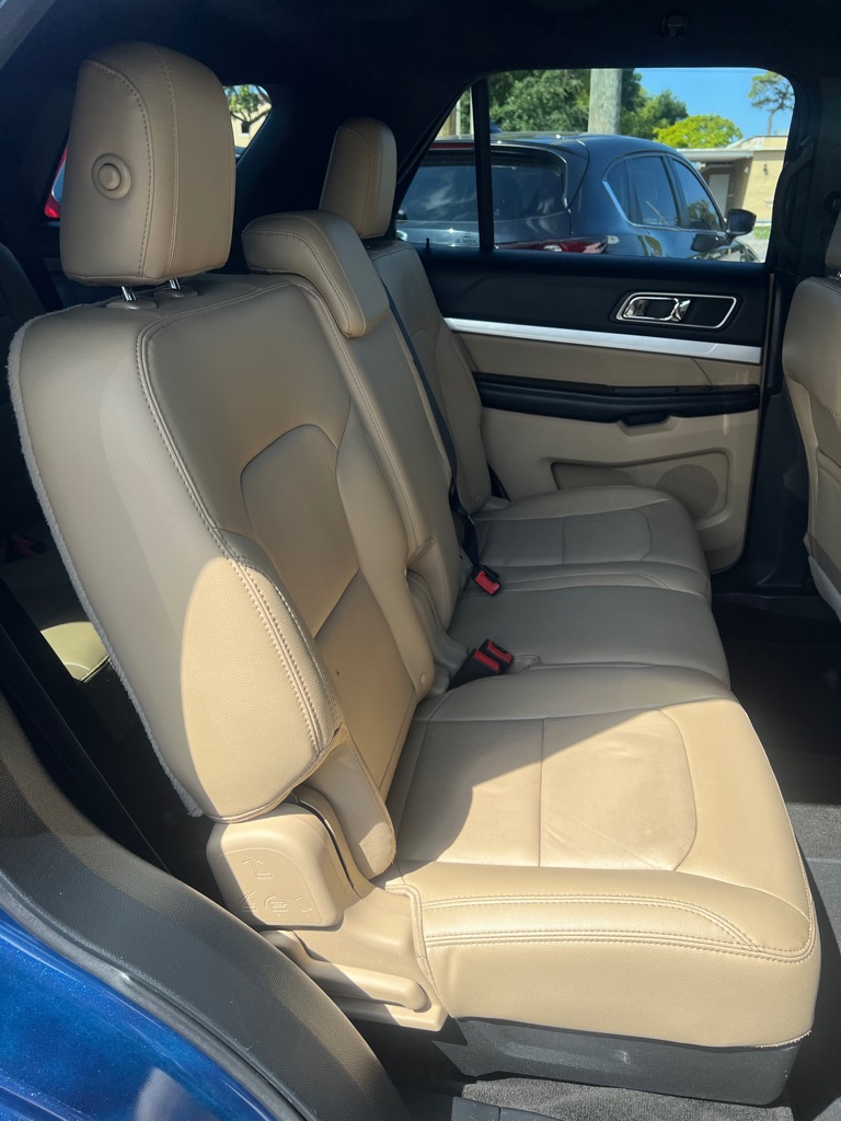 Photo 16 of this FORD EXPLORER