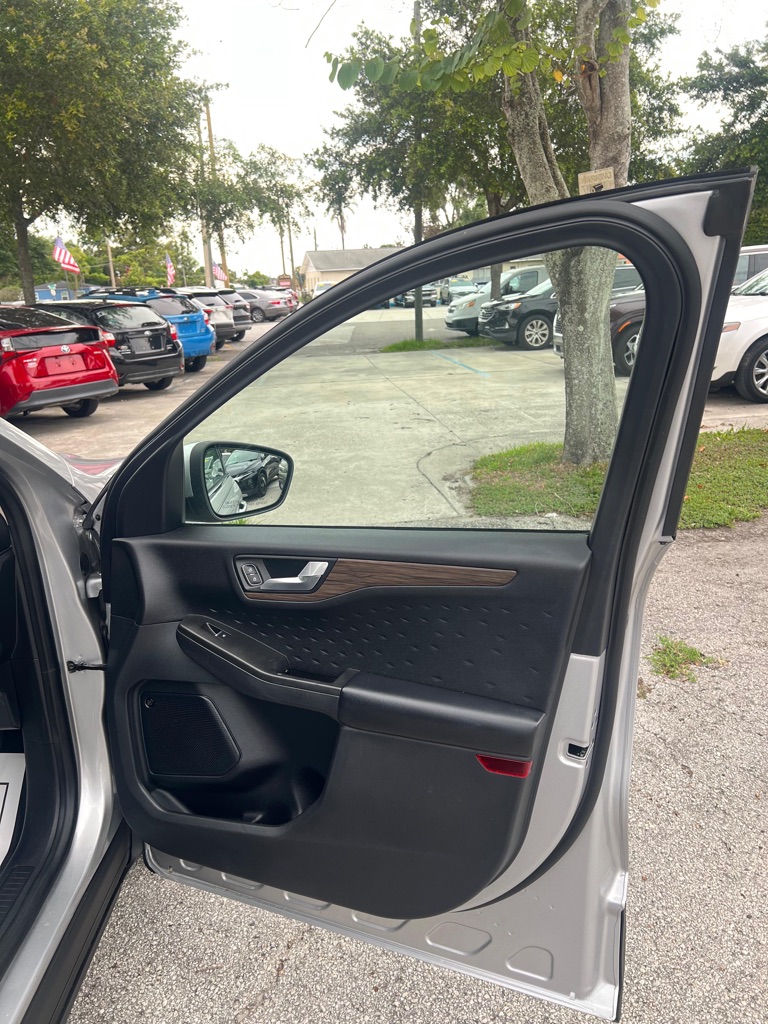 Photo 10 of this FORD ESCAPE