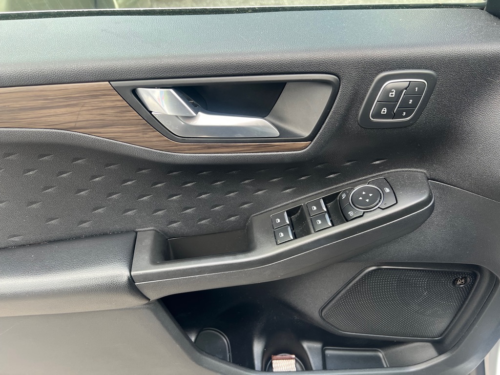 Photo 50 of this FORD ESCAPE