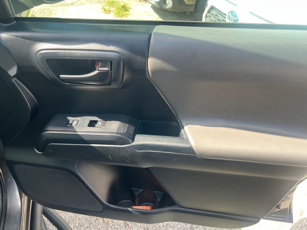 Photo 12 of this TOYOTA TACOMA