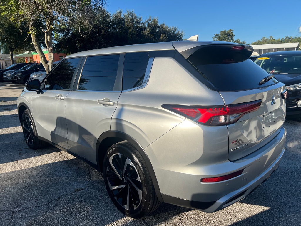 Photo 6 of this MITSUBISHI OUTLANDER