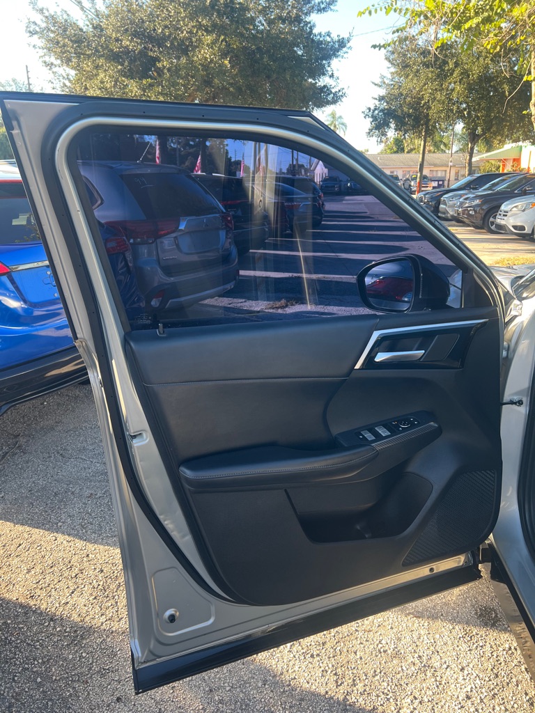 Photo 27 of this MITSUBISHI OUTLANDER