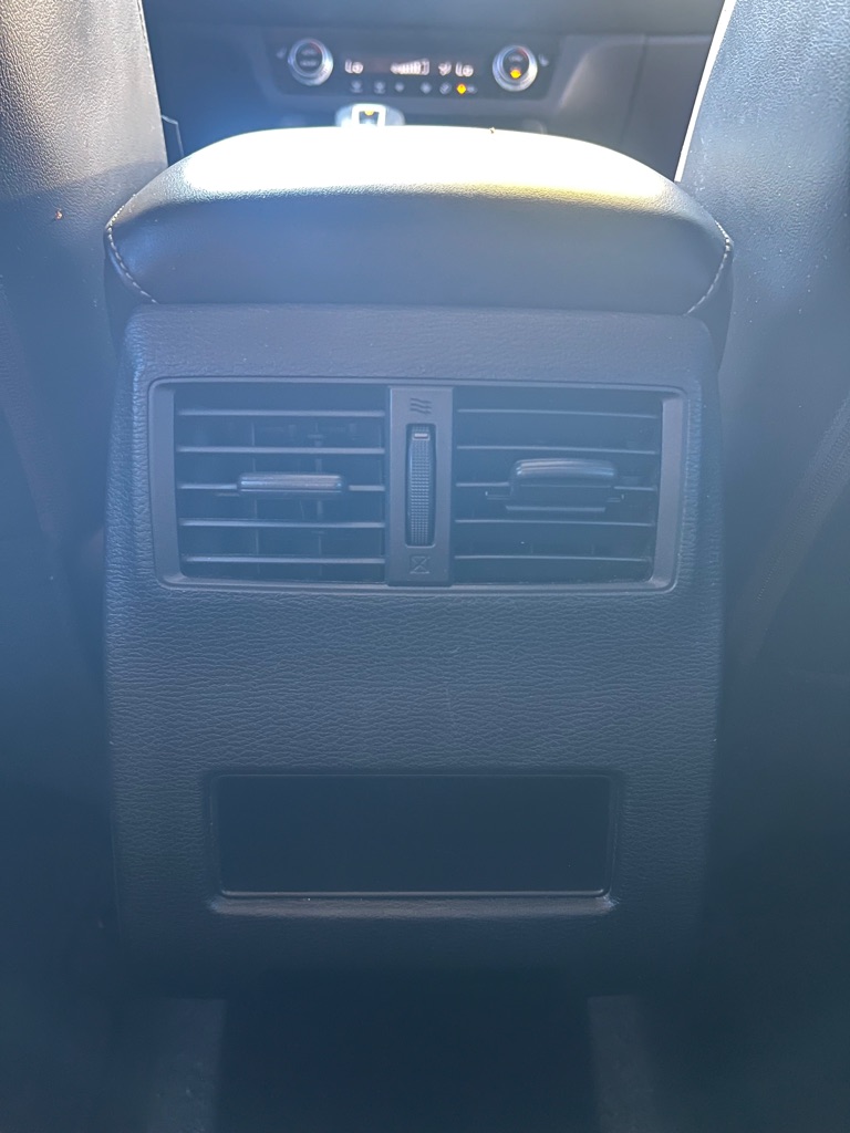 Photo 32 of this MITSUBISHI OUTLANDER