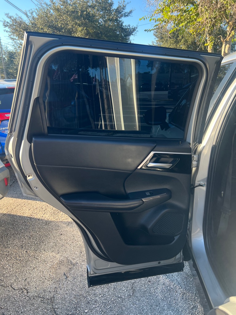 Photo 23 of this MITSUBISHI OUTLANDER