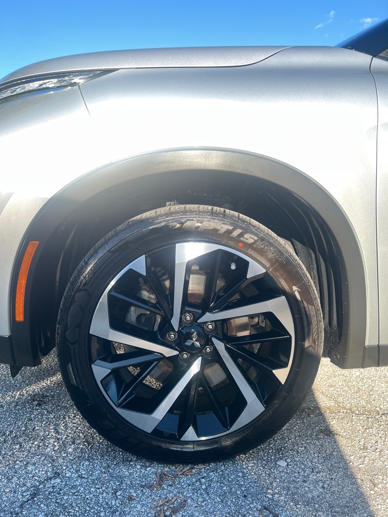 Photo 5 of this MITSUBISHI OUTLANDER