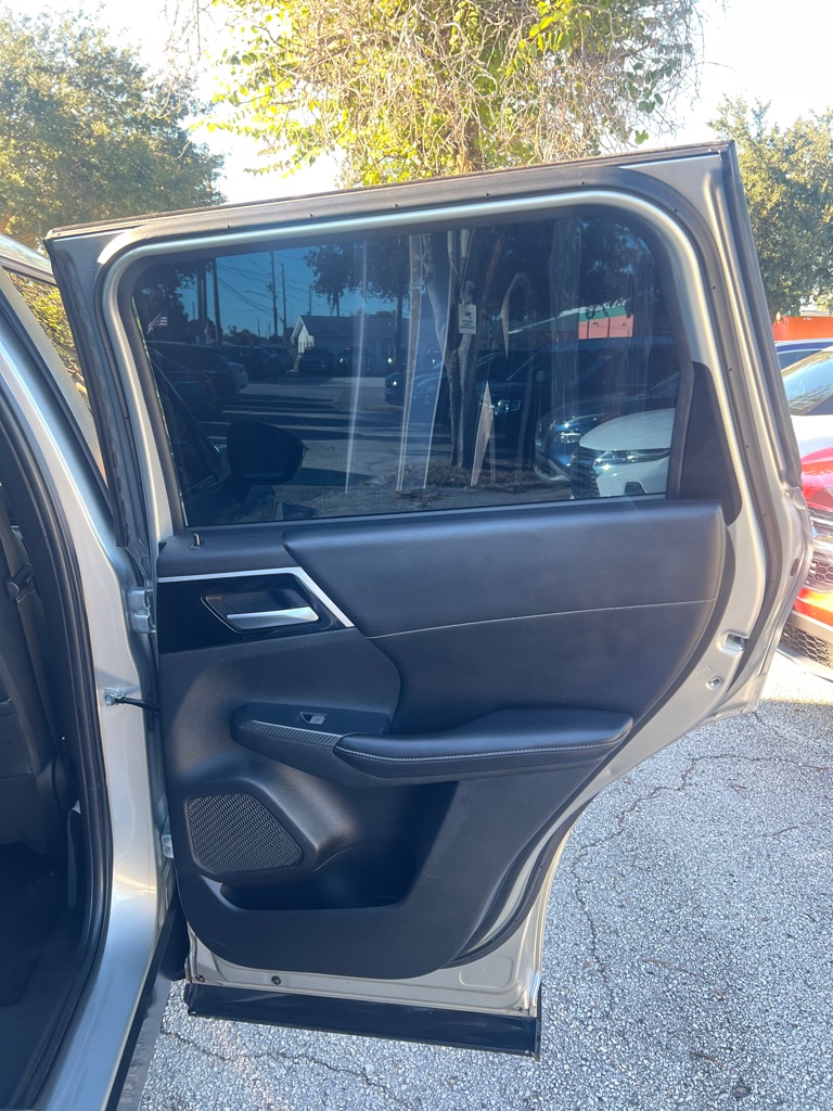 Photo 19 of this MITSUBISHI OUTLANDER
