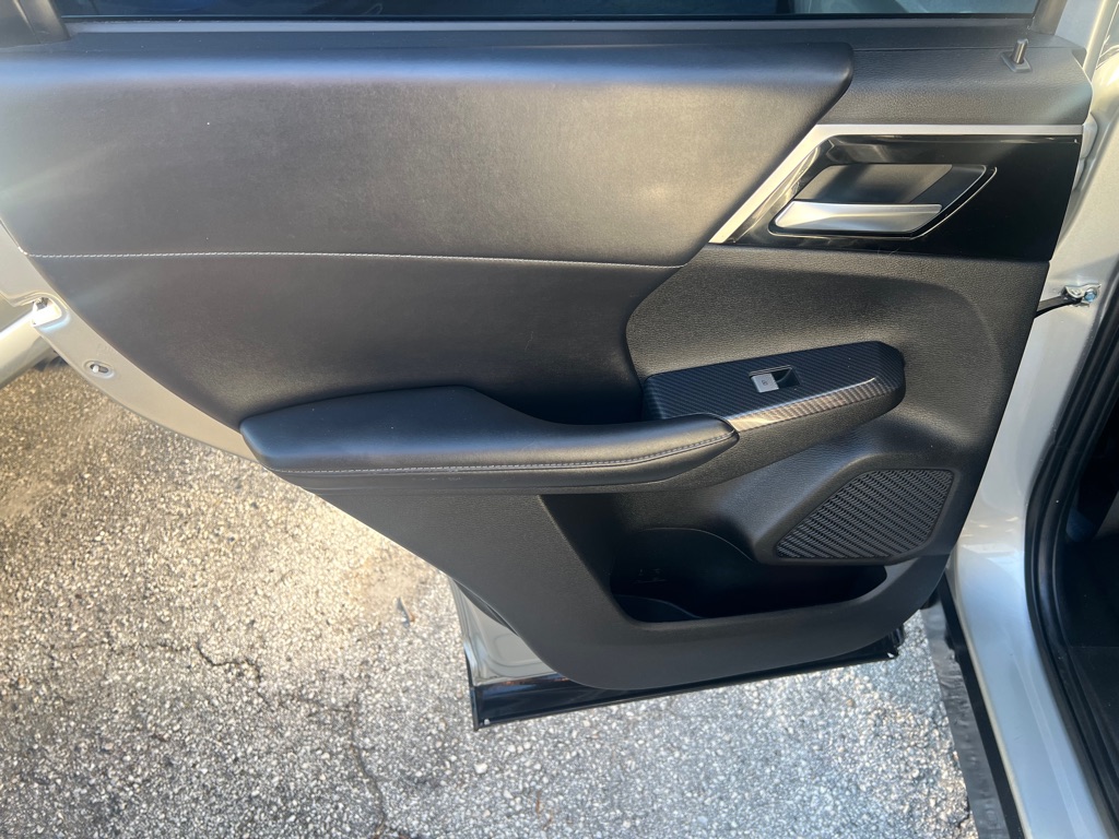 Photo 24 of this MITSUBISHI OUTLANDER