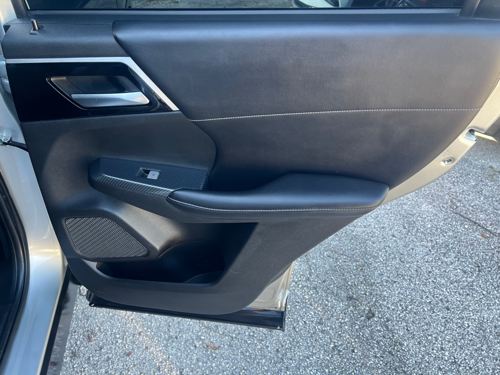 Photo 20 of this MITSUBISHI OUTLANDER