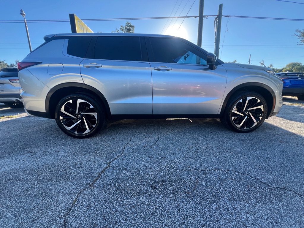 Photo 15 of this MITSUBISHI OUTLANDER