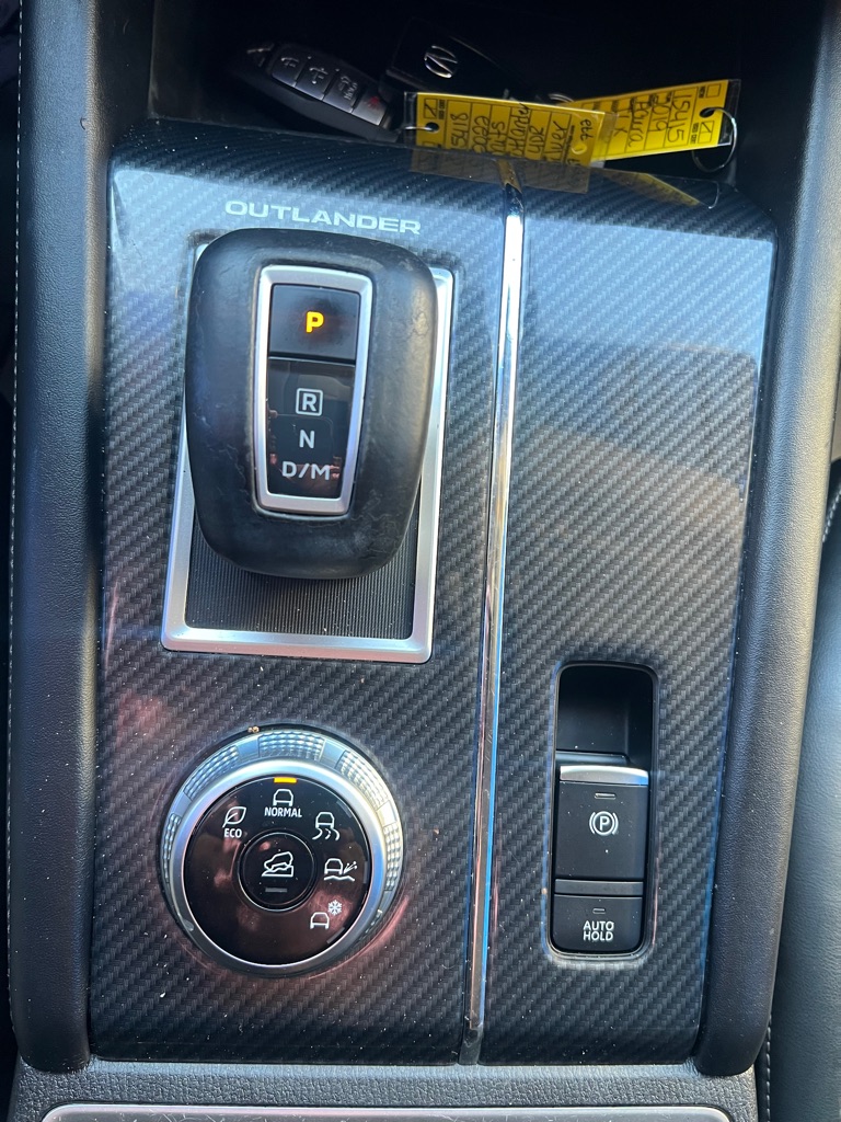 Photo 42 of this MITSUBISHI OUTLANDER