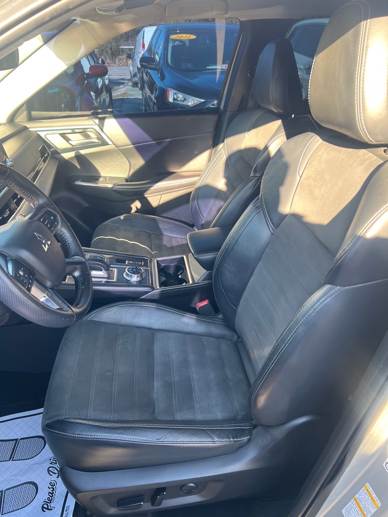 Photo 28 of this MITSUBISHI OUTLANDER