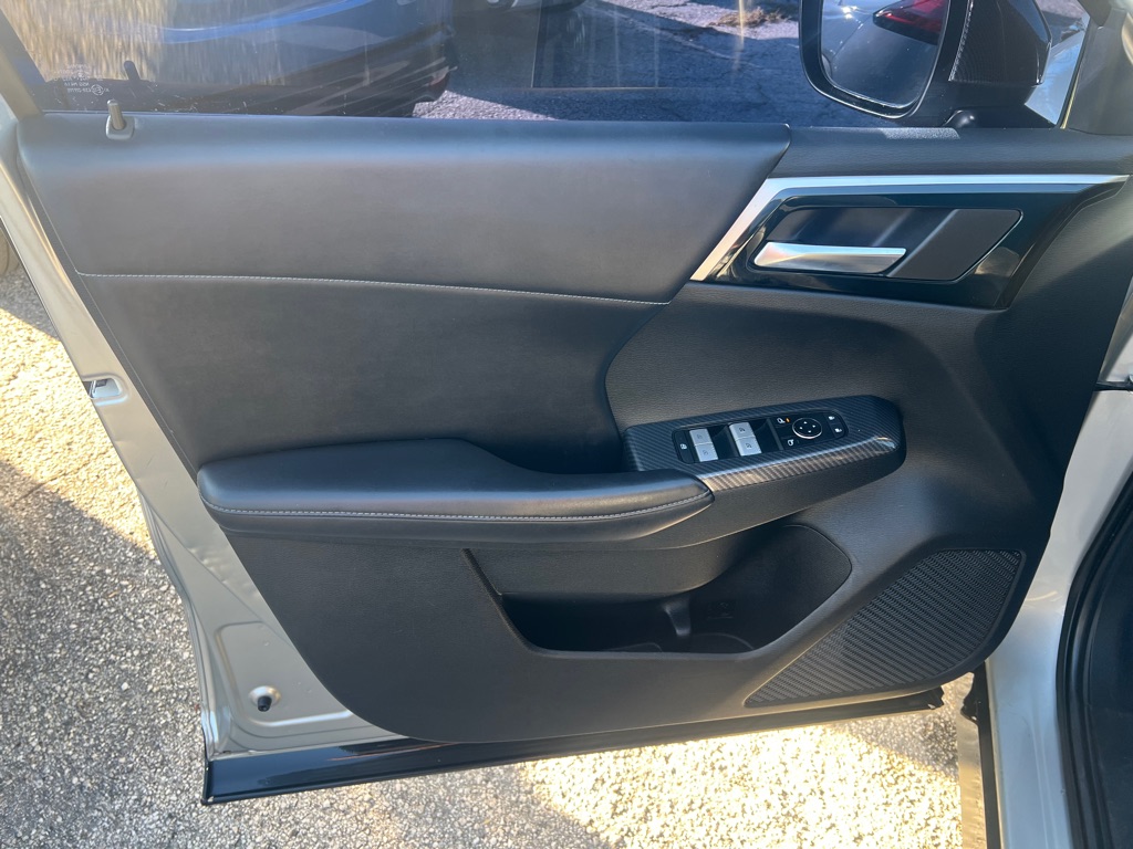Photo 30 of this MITSUBISHI OUTLANDER