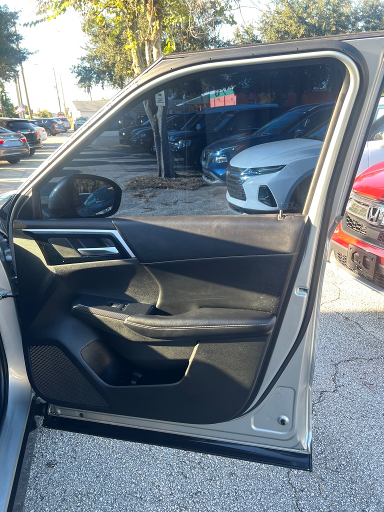 Photo 16 of this MITSUBISHI OUTLANDER