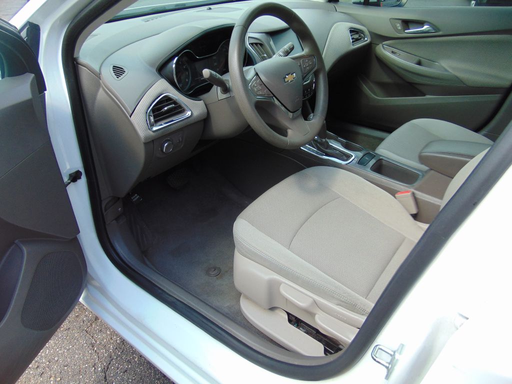 2017 Chevrolet Cruze LT photo 4