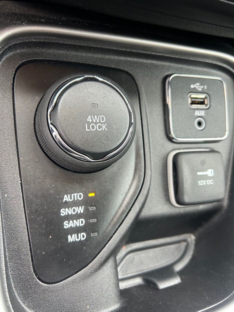 Photo 17 of this JEEP COMPASS
