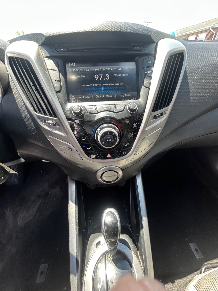Photo 14 of this HYUNDAI VELOSTER